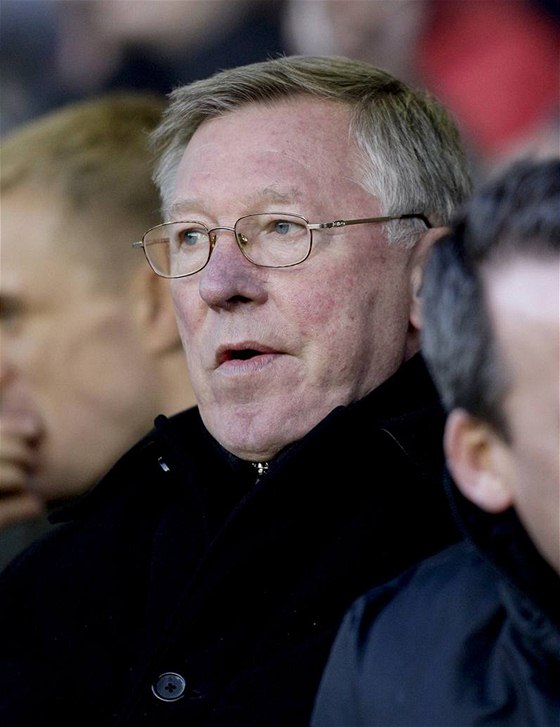Trenér Alex Ferguson sleduje zápas svého Manchesteru United.