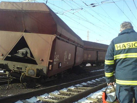 Vykolejený nákladní vlak v Lovosicích zpsobil na koridoru kodu pes 30 milion korun.