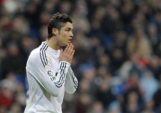 DALÍ PROMARNNÁ ANCE. Cristiano Ronaldo z Realu Madrid lituje nepromnné ance.