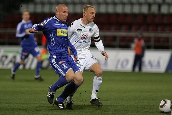 Olomoucký Jan Schulmeister (vlevo) a Pavel Nmický ze Slovácka bojují o mí.