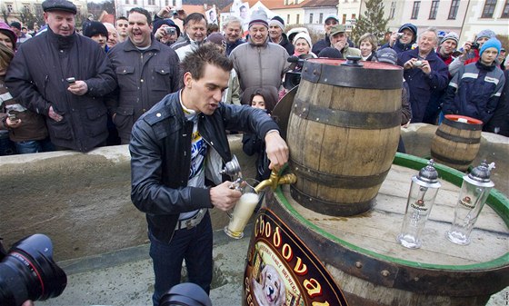 Cyklokrosa Zdenk tybar  epuje pivo na námstí ve Stíbe.