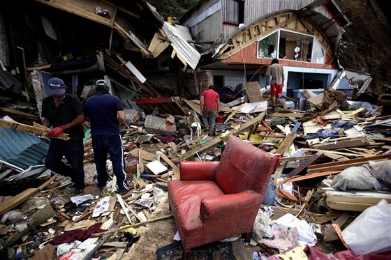 Lidé odstraují následky niivého zemtesení a tsunami v Chile