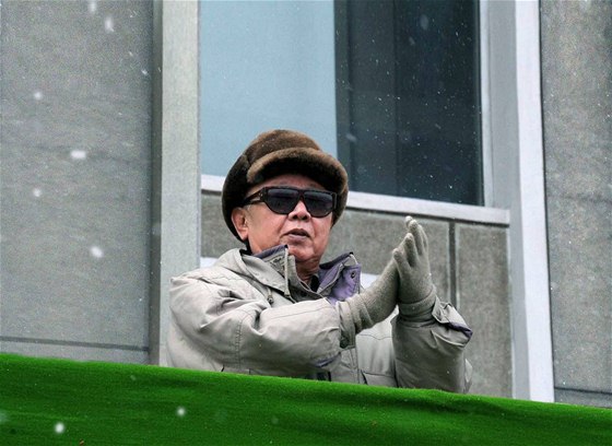 Severokorejský vdce Kim ong-il pi návtv továrny na východ zem.