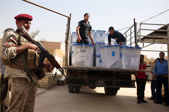 Vojáci dohlíejí na peváení uren s hlasy z iráckých voleb