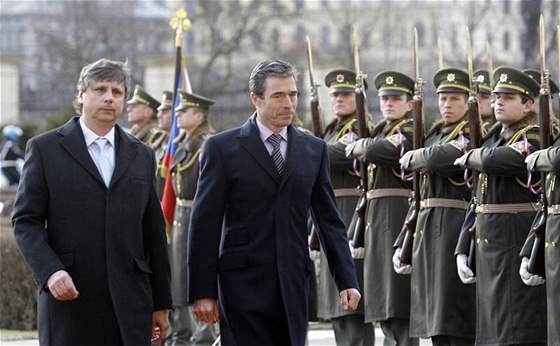 Názory eských politik na posílení vojenské úasti Severoatlantické aliance pijel v pátek do Prahy sondovat generální tajemník NATO Anders Fogh Rasmussen.