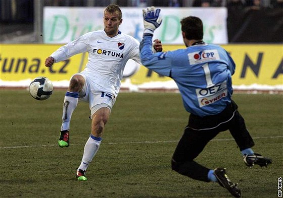 Fotbalista Baníku Ostrava Adam Varadi (vlevo) pekonává jabloneckého gólmana Michala pita 