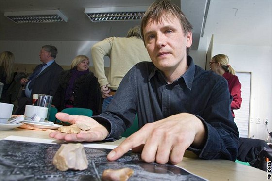 Šéf výzkumného týmu Karel Nováček ukazuje nálezy z Arbílu.