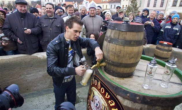 Cyklokrosa� Zden�k �tybar  �epuje pivo na nám�stí ve St�íb�e.