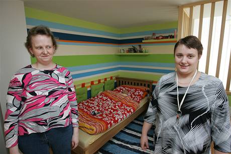 Nové samostatné bydlení pro zdravotně postižené v Zámečku Střelice. Na snímku Romana Švandová a Andrea Pikotová.