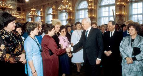 V pedveer MD se Gustv Husk a Milou Jake seli s "eskoslovenskmi enami". Vpravo pedsedkyn svazu en Marie Kabrhelov. (Prask hrad, 1988)