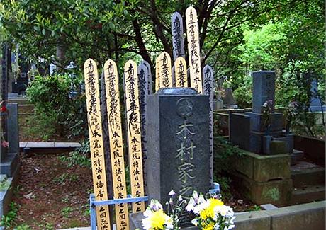 Válečný hrob českých vojáků v japonském Tokiu. 