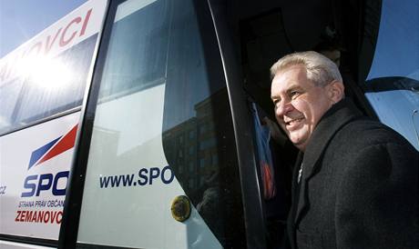 Pedseda Strany prv oban - zemanovci Milo Zeman dnes v Praze pedstavil volebn autobus Zemk a zahjil volebn kampa.