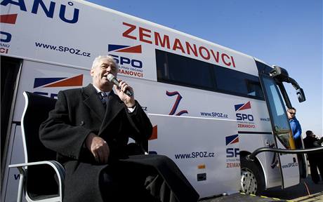 Pedseda Strany prv oban - zemanovci Milo Zeman dnes v Praze pedstavil volebn autobus Zemk a zahjil volebn kampa.