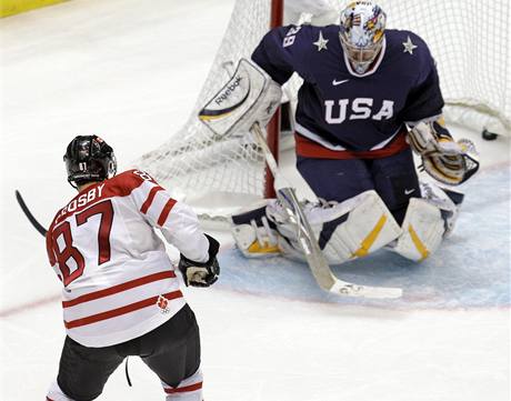 A JE V KLECI. Sidney Crosby prv vstelil vtzn gl Kanady v prodlouen olympijskho turnaje.