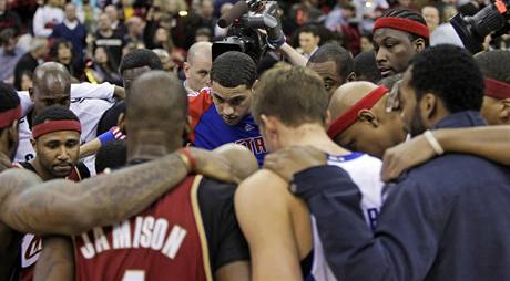 CO S NM BUDE? Basketbalist Clevelandu Cavaliers a Detroitu Pistons se sklnj nad Rodneym Stuckeym, kter zkolaboval na stdace.