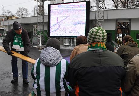 FOTBAL NA PLTN. Fanouci vrovickch Bohemians 1905 sleduj zpas na pltn. Na Strahov, kde jejich tm hrl, nesmli kvli disciplinrnmu trestu.