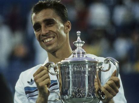 VTZ. Ivan Lendl a trofeje, to je pevn spojen. Tenhle pohr je z US Open 1987.