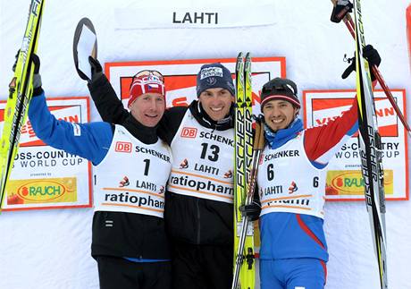 Luk Bauer (vlevo) na stupnch vtz spolu s vtzem skiatlonu Mauricem Manificatem z Francie a tetm Rusem Iljou ernousovem. 