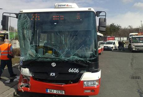 Autobus MHD po stetu s dodvkou v Praze Hostivai.