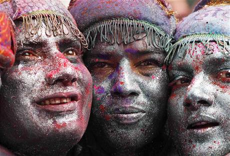 Bhem indickho festivalu Holi na sebe lid stkaj vodu a sypou barevn prek. Svtkem barev, jak se mu tak ka, si pipomnaj pchod jara. (1. bezna 2010)