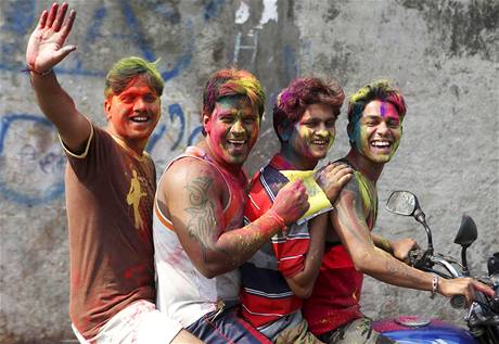 Bhem indickho festivalu Holi na sebe lid stkaj vodu a sypou barevn prek. Svtkem barev, jak se mu tak ka, si pipomnaj pchod jara. (1. bezna 2010)