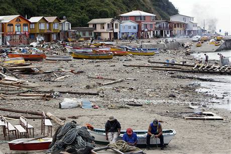 Lid odstrauj nsledky niivho zemtesen a tsunami v Chile