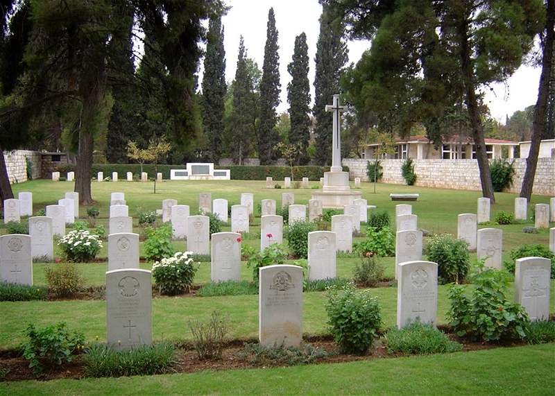 Válené hroby eských voják v Allepu v Sýrii. 