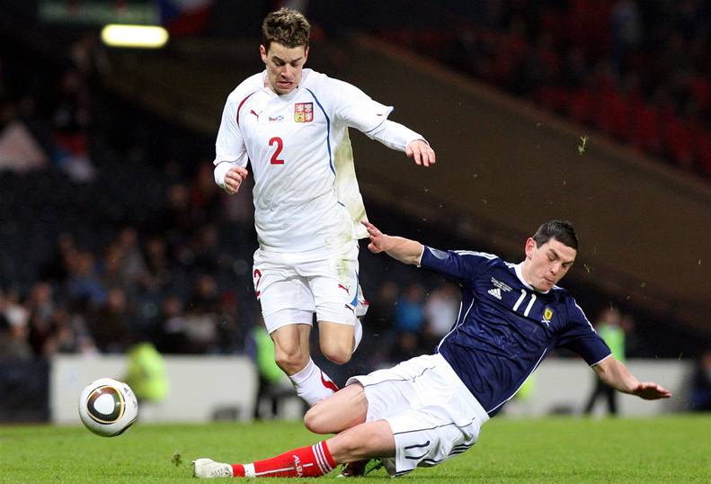 �e�tí fotbalisté ve Skotsku prohráli. Sázka�e z Prahy tím ale pot�ili.