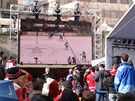 Vancouver, Robson Square - Lidé sledují finále hokejového turnaje Kanada - USA
