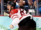 Kanaan Sidney Crosby se raduje z vítzného gólu v hokejovém finále s USA. (28. února 2010)
