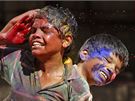 Bhem indického festivalu Holi na sebe lidé stíkají vodu a sypou barevný práek. Svátkem barev, jak se mu také íka, si pipomínají píchod jara. (1. bezna 2010)