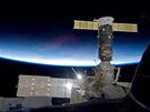 Mezinárodní vesmírná stanice (ISS) nad Zemí. Ilustraní foto