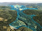 TADY MLA BÝT VODA. Takto mla vypadat pehrada Karlov v údolí horní Jizery. Modrá barva oznauje plochu, kterou mla zabírat voda.