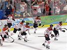 PEÍSLENÍ. V jednu chvíli bylo na led hned sedm hokejist Kanady. Natstí pro domácí to bylo u po zápase pi oslavách olympijského triumfu.