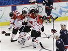 TAK SE SLAVÍ! Hokejisté Kanady vyskoili ze stídaky, vráejí do sebe, snaí se zorientoval na led a oslavovat olympijské vítzství.