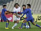 Iranéc Ali Karimi (uprosted) se snaí projít thajskou obranou v zápasu kvalifikace Asijského poháru AFC.