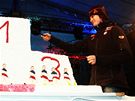Martina Sáblíková krájí dort pi oslav olympionik z Vancouveru na Václavském námstí.