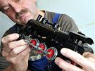 Montá elektrické lokomotivy ve firm Merkur Toys v Polici nad Metují