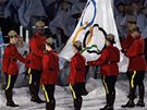 lenové kanadské jízdní policie s olympijskou vlajkou. 