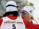 Norská radost: Marit Björgenová a Therese Johaugová si gratulují ke stupm vítz po skiatlonu v Lahti