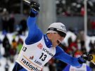 Maurice Manificat se raduje z vítzství ve skiatlonu v Lahti. 