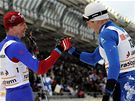 Luká Bauer (vlevo) a Maurice Manificat si blahopejí k úspchu ve skiatlonu v Lahti. 