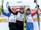 Luká Bauer (vlevo) na stupních vítz spolu s vítzem skiatlonu Mauricem Manificatem z Francie a tetím Rusem Iljou ernousovem. 