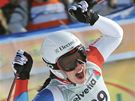 Dominique Gisinová se raduje z vítzství v superobím slalomu v Crans Montan.