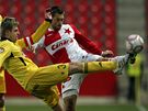 Slavia - esk Budjovice: David Horej (vlevo) a domc David Hubek v souboji