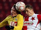 Slavia - eské Budjovice: domácí Peter Grajcar (vpravo) a Petr íma v hlavikovém souboji