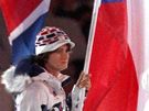 Martina Sáblíková nese eskou vlajku pi slavnostním ukonení olympiády.