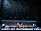 Pi slavnostním zakonení olympiády padal na plochu umlý sníh.
