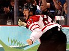 Kanadský hokejista Sidney Crosby se raduje - vstelil vítzný gól ve finále olympijského turnaje.