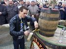 Cyklokrosa Zdenk tybar  epuje pivo na námstí ve Stíbe.